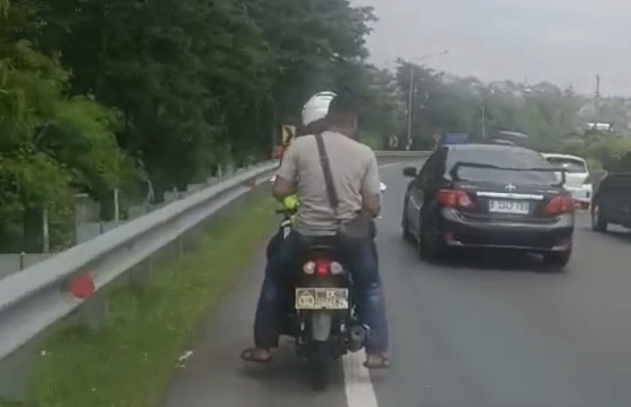 pemudik panik kehilangan HP dibantu polisi di rest area KM 424B Semarang