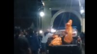 Evakuasi dua pemuda tewas di atap masjid setelah bau menyengat menghebohkan warga Brebes