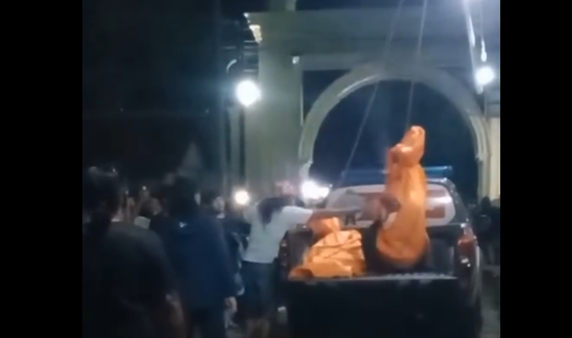 Evakuasi dua pemuda tewas di atap masjid setelah bau menyengat menghebohkan warga Brebes