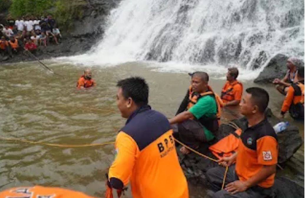 dua remaja tenggelam di Air Terjun Watu Bobot Jepara saat proses evakuasi oleh tim SAR