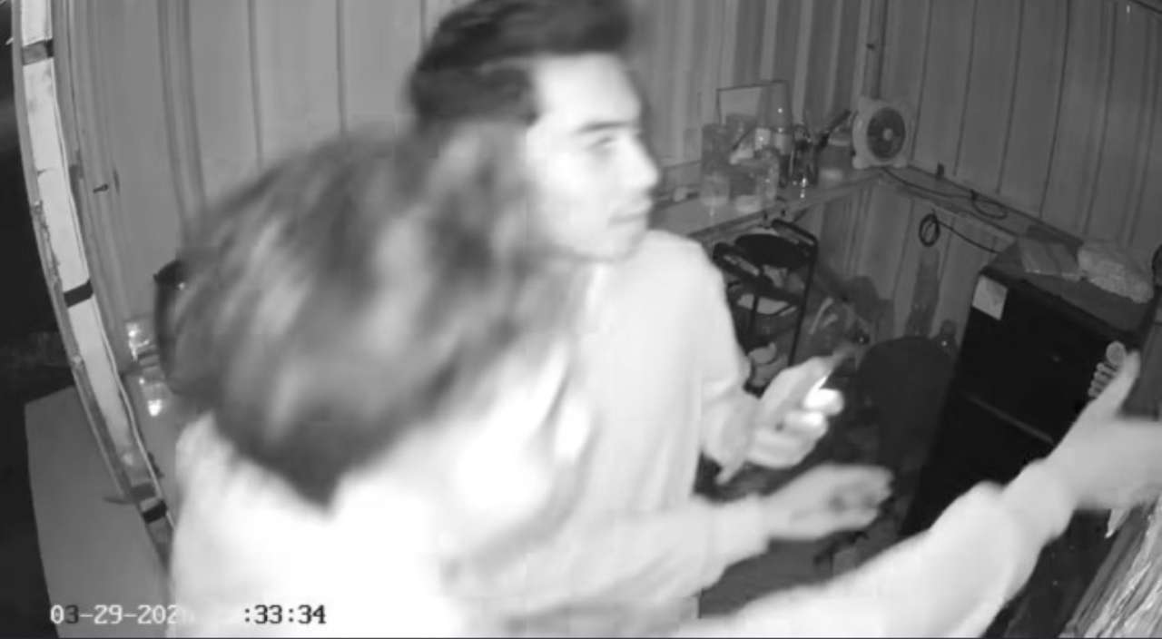 Aksi maling terekam CCTV di warung JUSTEA depan SDN 4 Suwawal Mlonggo Jepara dini hari 29 Maret 2026