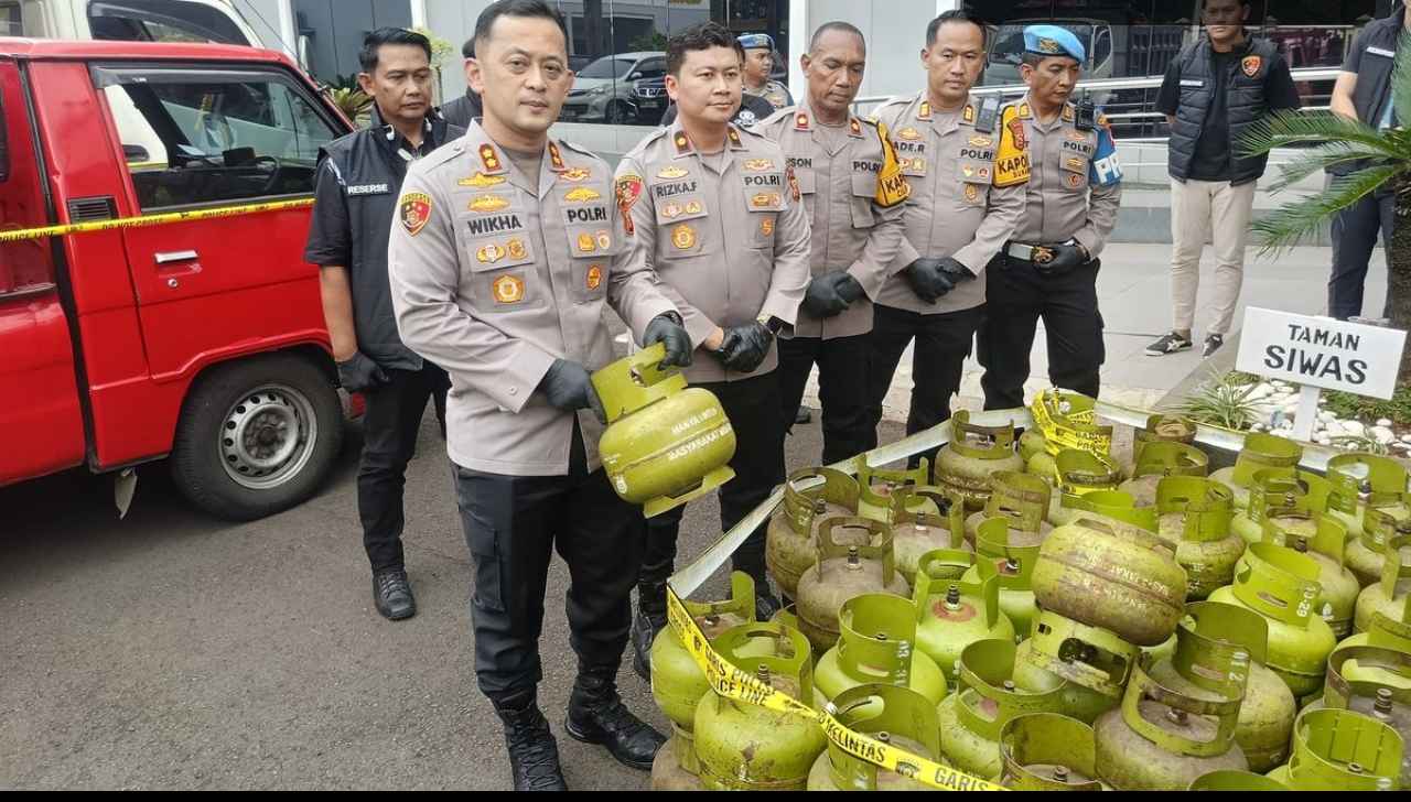 Polisi menggerebek lokasi pengoplosan gas subsidi di Bogor dan mengamankan ratusan tabung gas elpiji