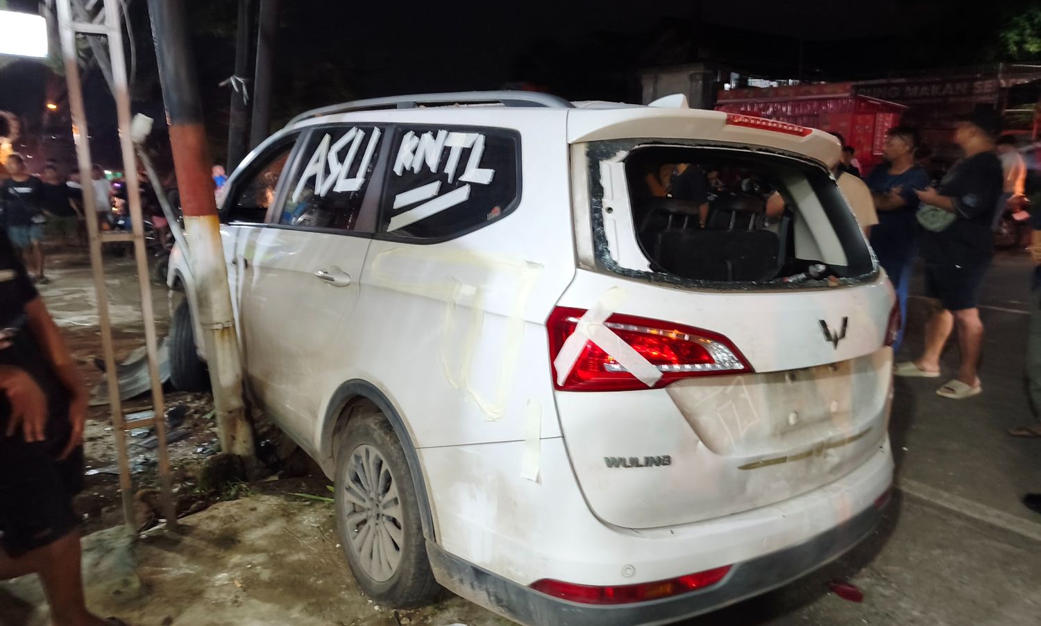 Mobil Wuling rusak parah usai diduga tabrak lari dan menabrak tiang WiFi di Bangsri Jepara