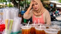 Pedagang es teh di Jepara terdampak kenaikan harga plastik