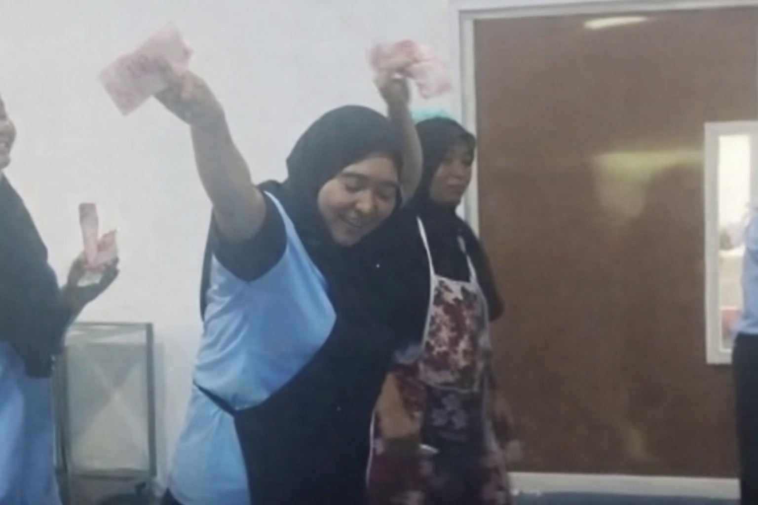 pegawai dapur mbg sumenep joget dan sawer uang di dalam dapur viral