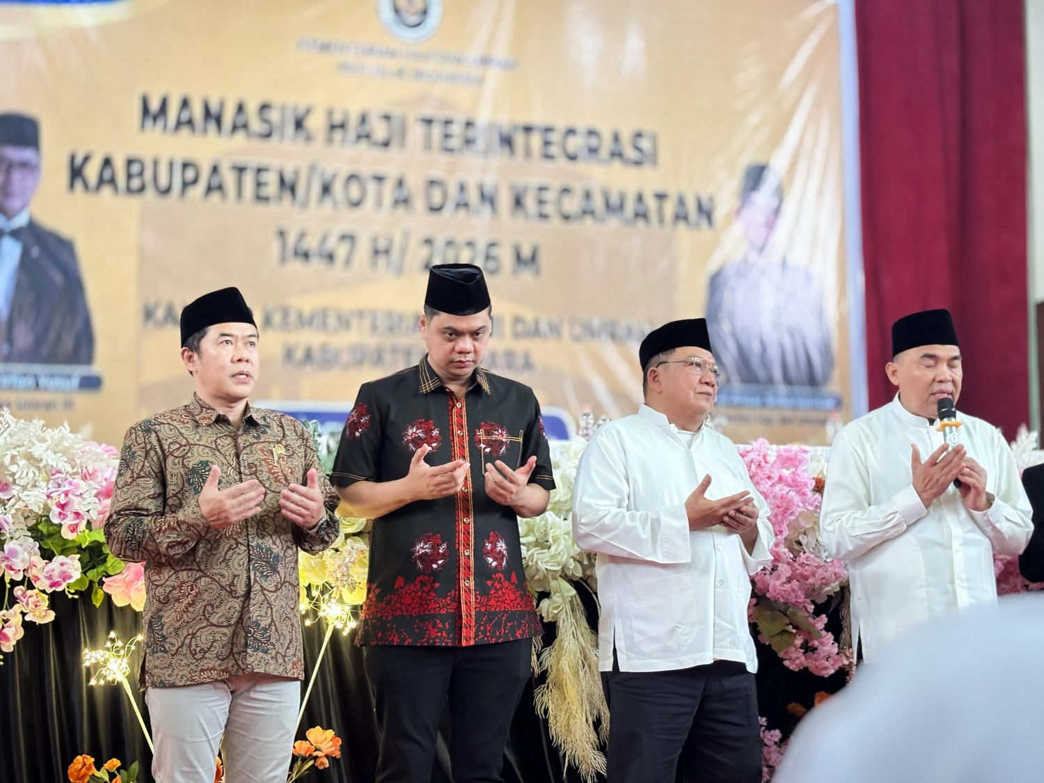 “Ketua DPRD Jepara Agus Sutisna menghadiri manasik haji 2026 di Gedung Haji Jepara bersama calon jemaah”