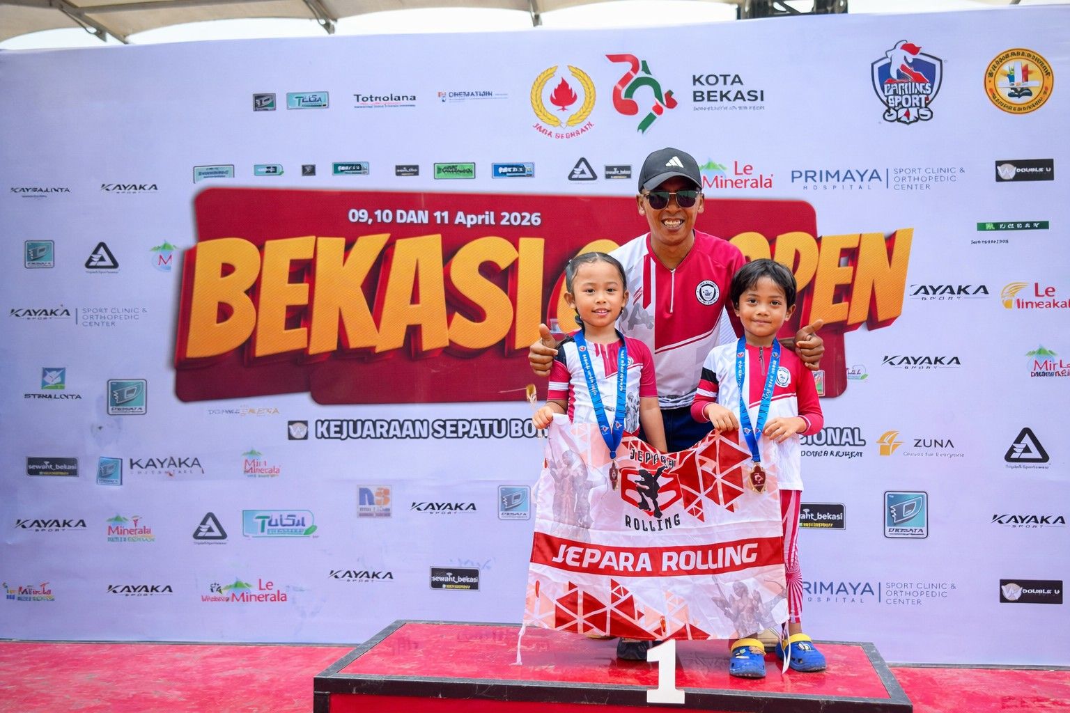 Atlet cilik Jepara Rolling meraih medali di kejuaraan sepatu roda tingkat nasional Bekasi Open 2026 di Bekasi