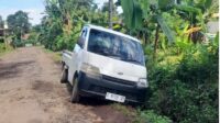 Mobil pickup terperosok akibat jalan rusak di Desa Mindahan Kidul Jepara