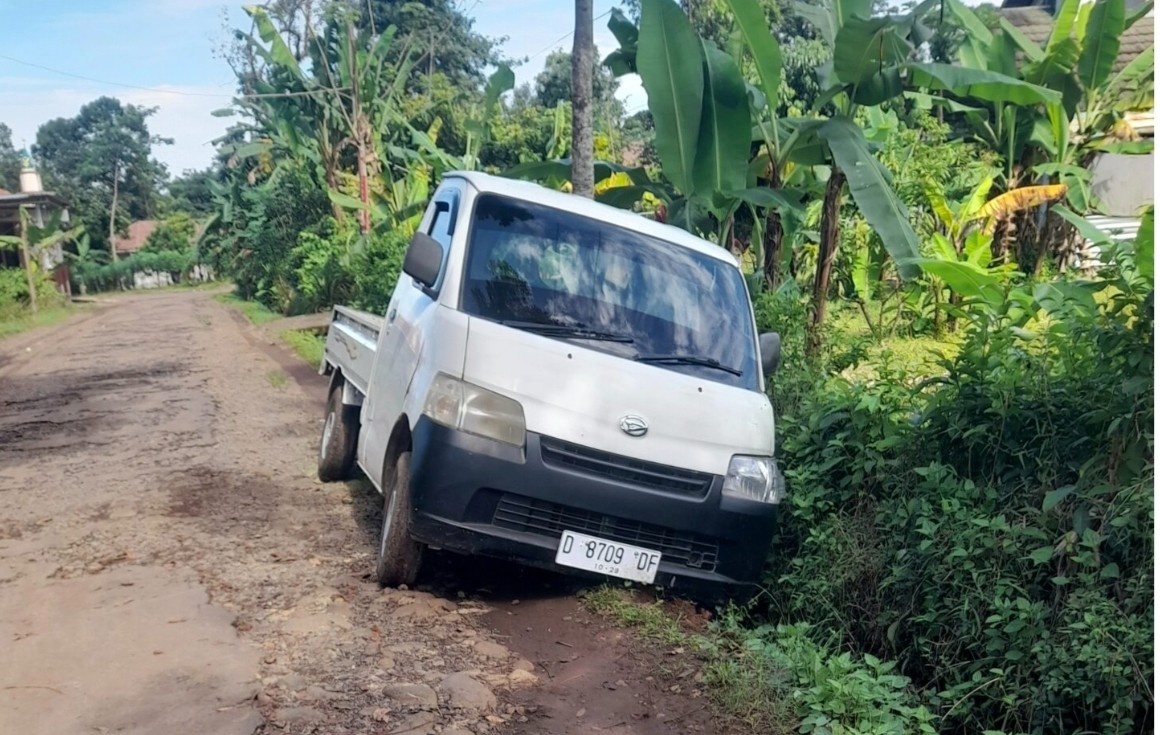 Mobil pickup terperosok akibat jalan rusak di Desa Mindahan Kidul Jepara