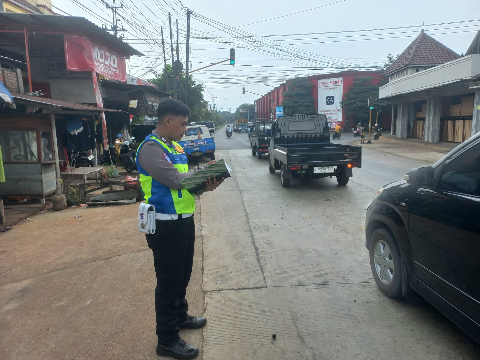 kecelakaan beruntun truk tronton di Batealit Jepara tabrak 3 kendaraan di lampu merah