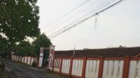 kabel wi-fi menjuntai di Desa Banjaran Jepara menjerat pemotor di depan SD Banjaran 1