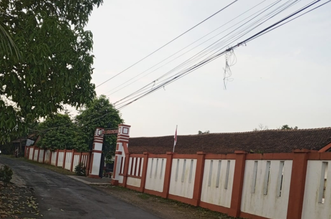 kabel wi-fi menjuntai di Desa Banjaran Jepara menjerat pemotor di depan SD Banjaran 1
