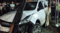 Mobil Wuling ringsek usai diduga tabrak lari dan menabrak tiang WiFi di Bangsri Jepara malam hari