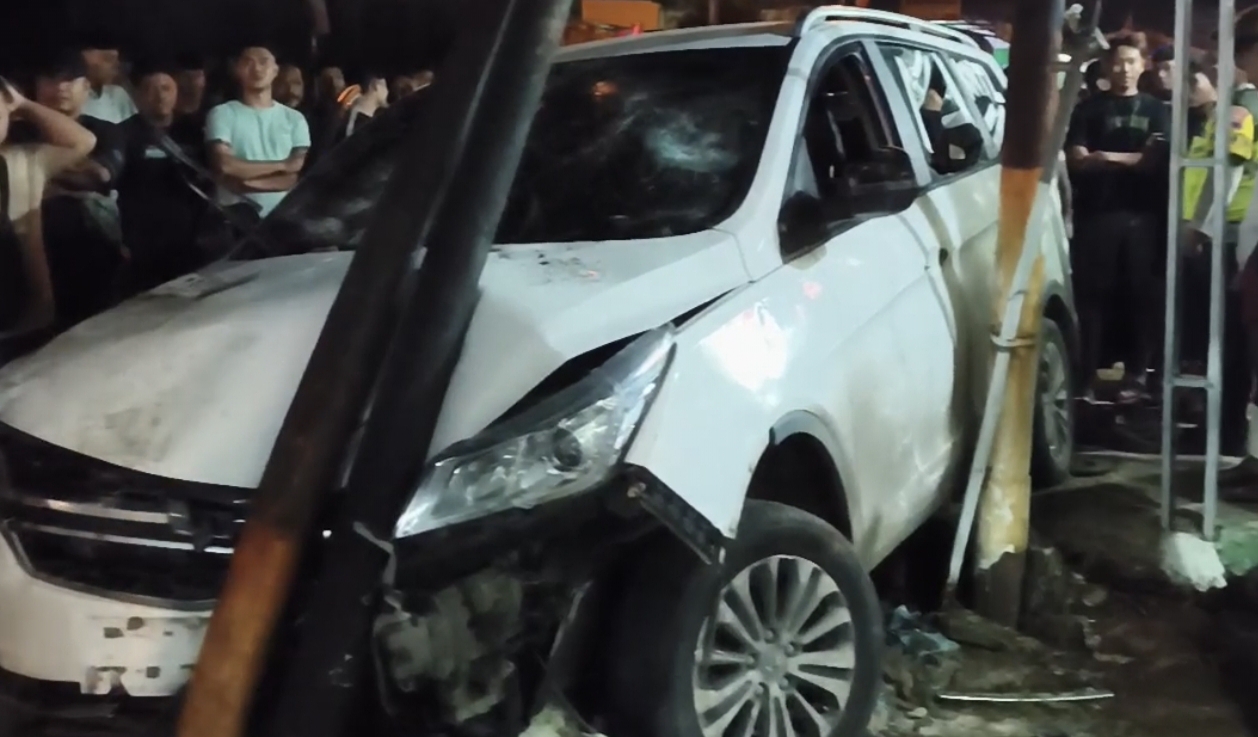 Mobil Wuling ringsek usai diduga tabrak lari dan menabrak tiang WiFi di Bangsri Jepara malam hari