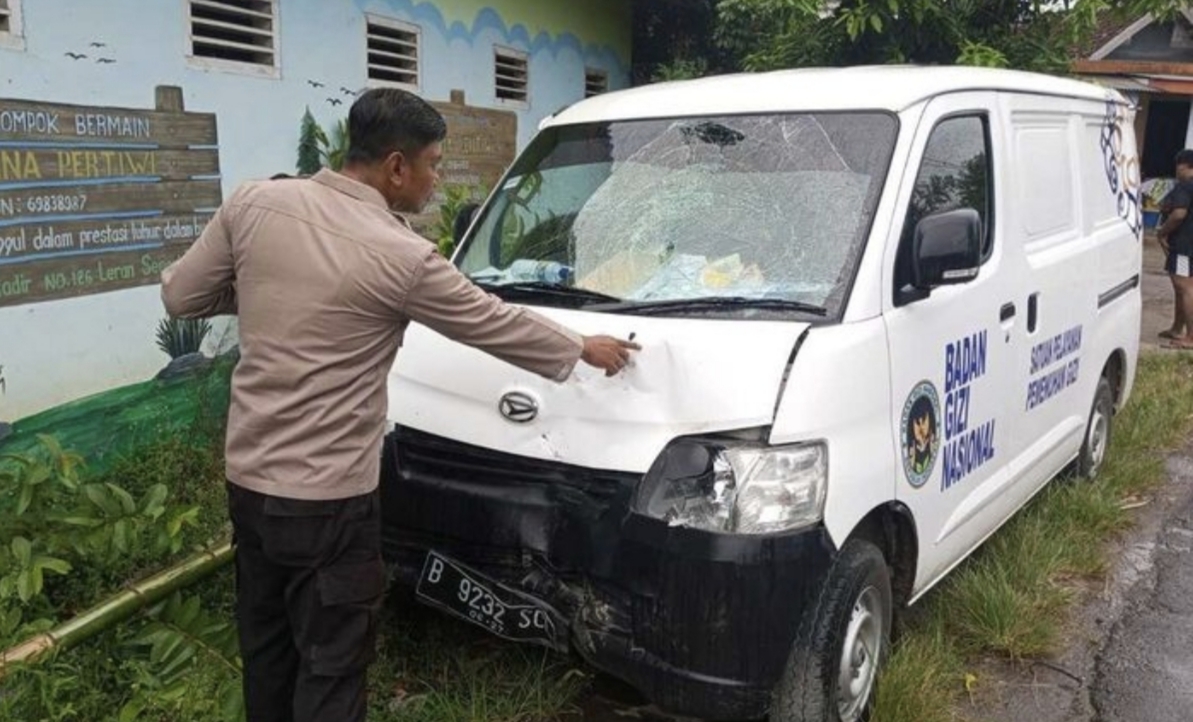 Mobil MBG tabrak pasutri di Tuban usai menyalip di tikungan, kendaraan rusak parah