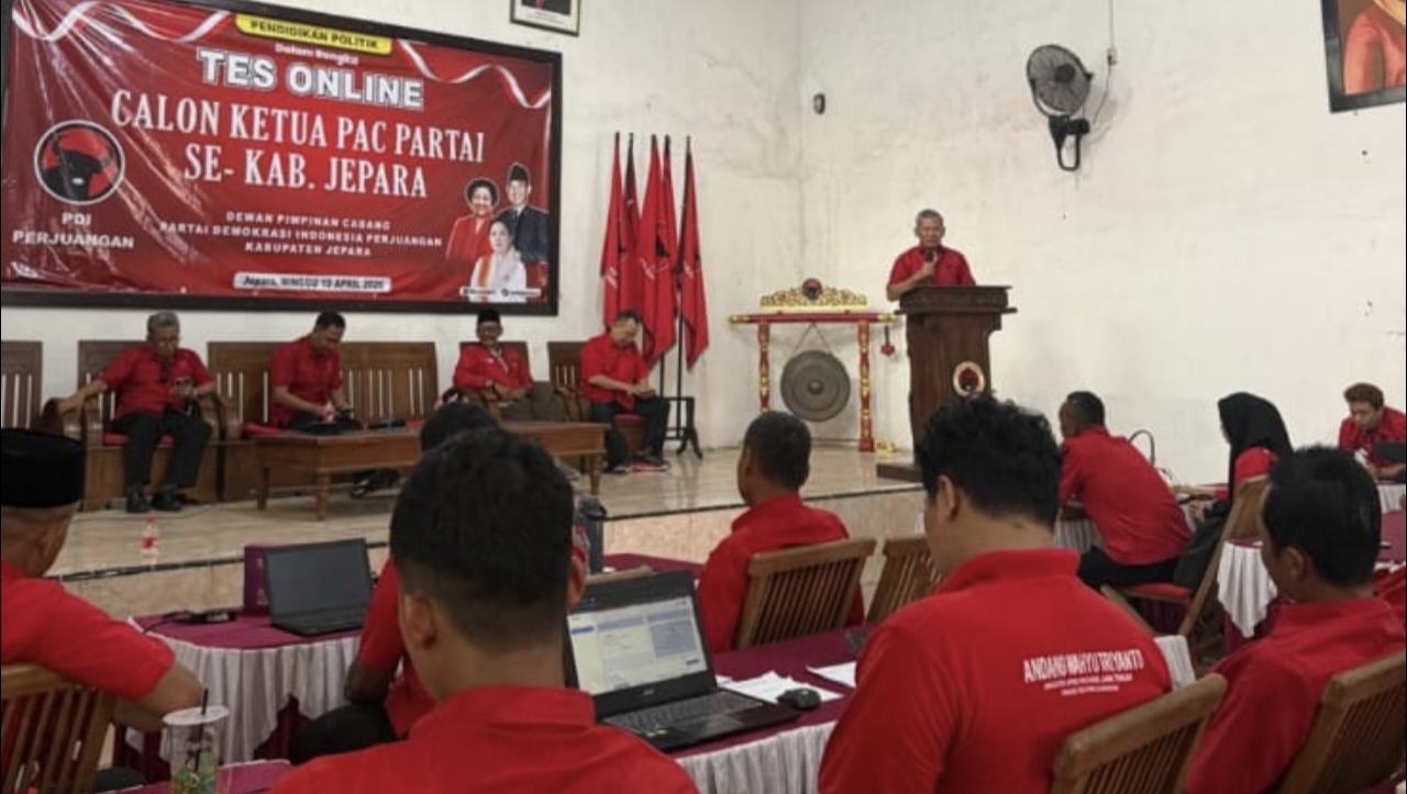 Ketua DPC PDI Perjuangan Jepara Junarso membuka tes online calon Ketua PAC serentak di Jepara
