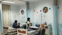 Siswa korban keracunan MBG di Jakarta Timur saat mendapat perawatan, DPR desak SPPG ditutup permanen