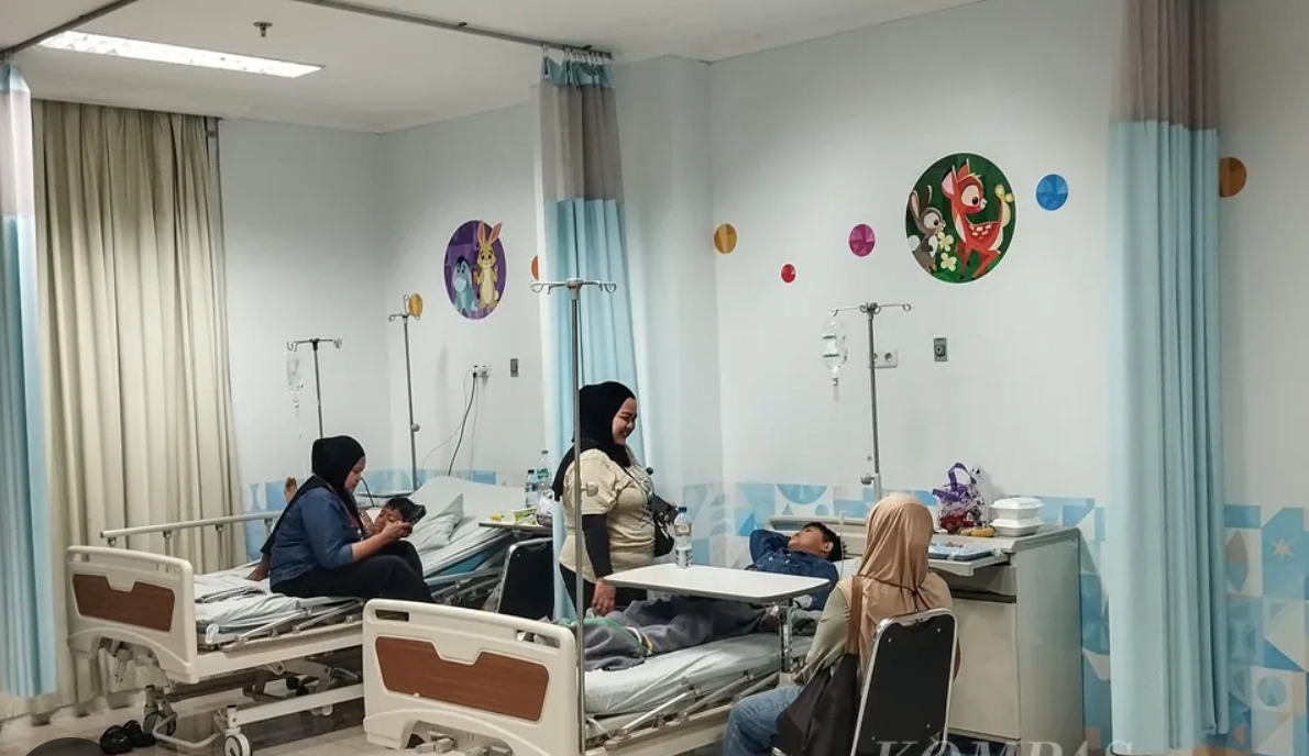 Siswa korban keracunan MBG di Jakarta Timur saat mendapat perawatan, DPR desak SPPG ditutup permanen