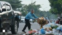 Ilustrasi warga jepara buang sampah di jalan protokol terekam cctv