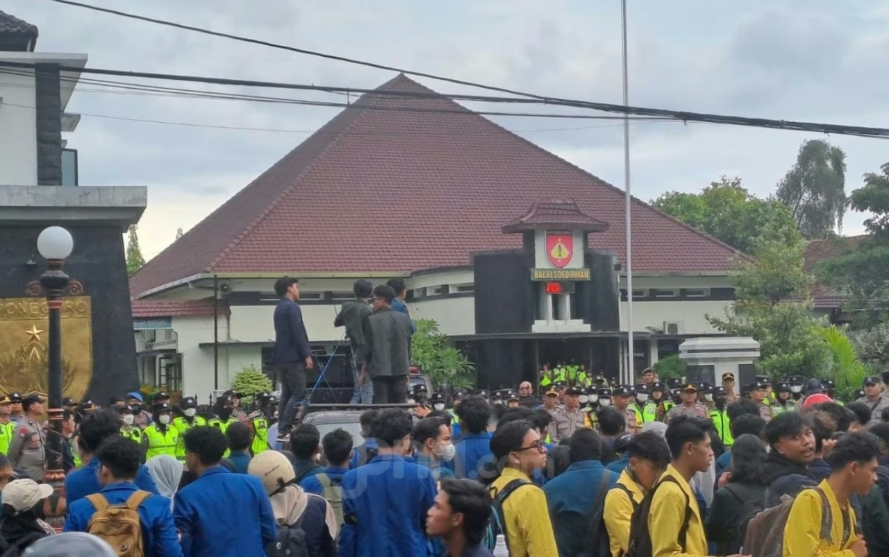 Ratusan mahasiswa demo di depan Kodim 0733 Semarang tuntut Prabowo-Gibran mundur dan TNI keluar dari jabatan sipil