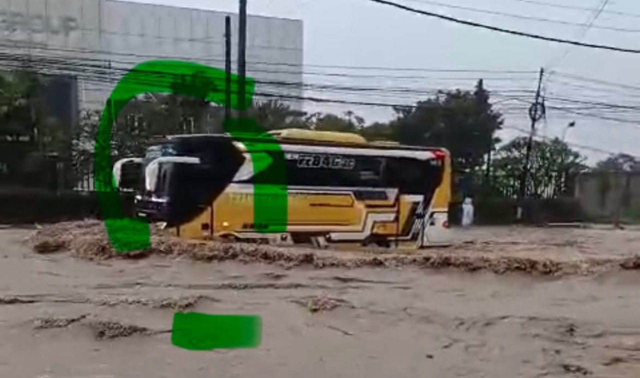 Banjir rendam jalur Pantura Kudus Pati setinggi 50 cm akibat hujan deras