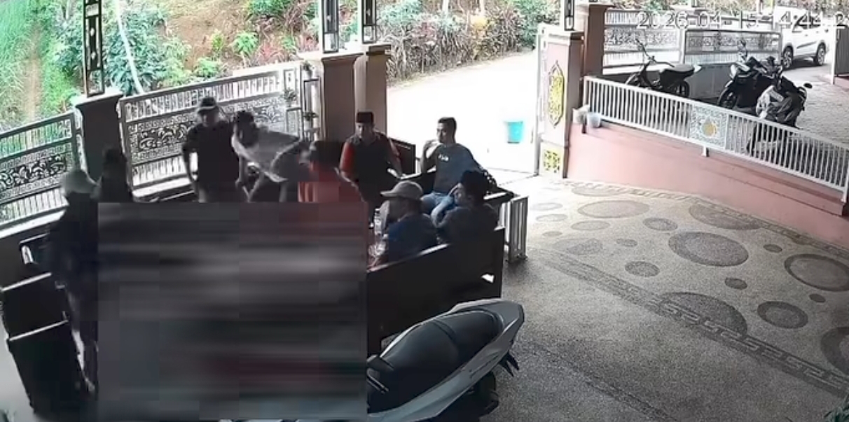 kades lumajang dibacok belasan tamu di rumah
