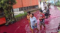 Banjir air merah di Solo akibat luapan Bengawan Solo bikin warga panik