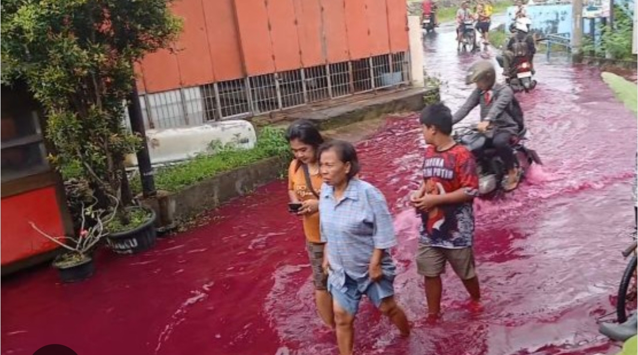 Banjir air merah di Solo akibat luapan Bengawan Solo bikin warga panik