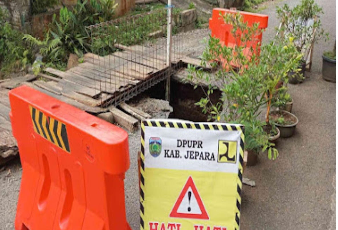 jalan berlubang di kawasan kandang sapi jepara membahayakan pengendara