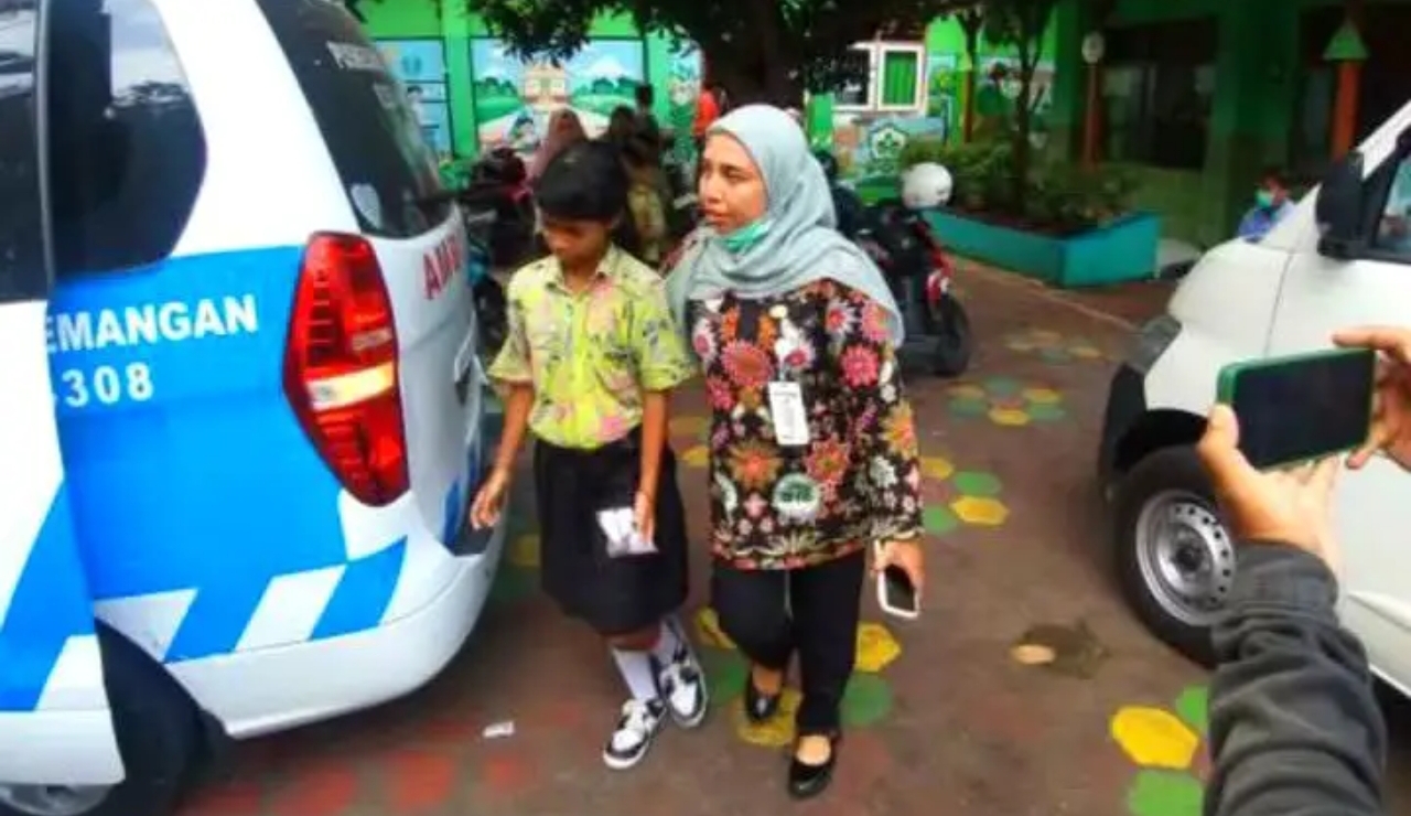 Belasan siswa SD di Madiun mengalami keracunan usai menyantap makanan program MBG dan dirawat di UGD