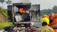truk angkut paket shopee terbakar di tol semarang solo km 450