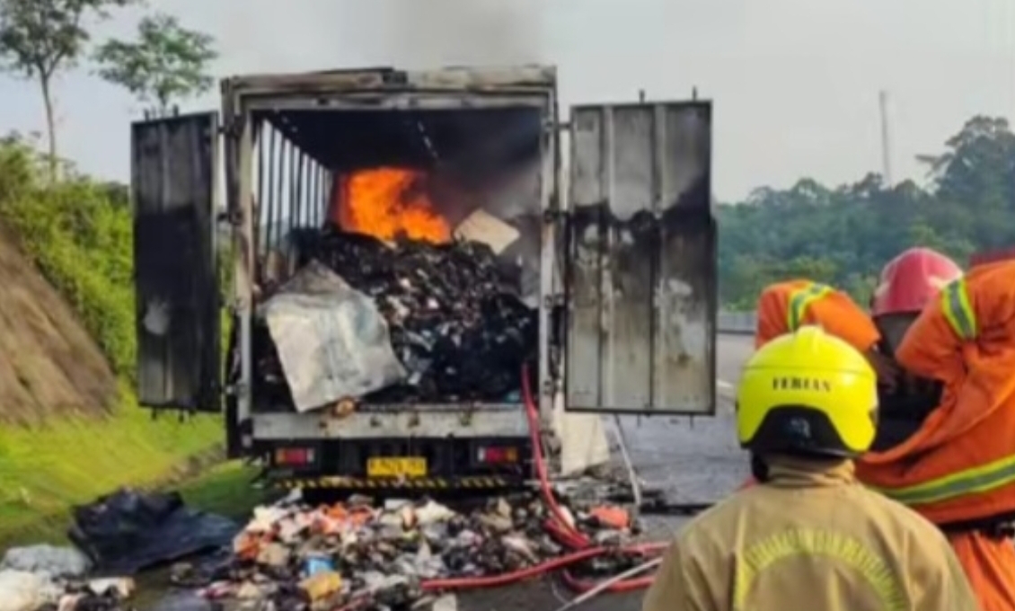 truk angkut paket shopee terbakar di tol semarang solo km 450