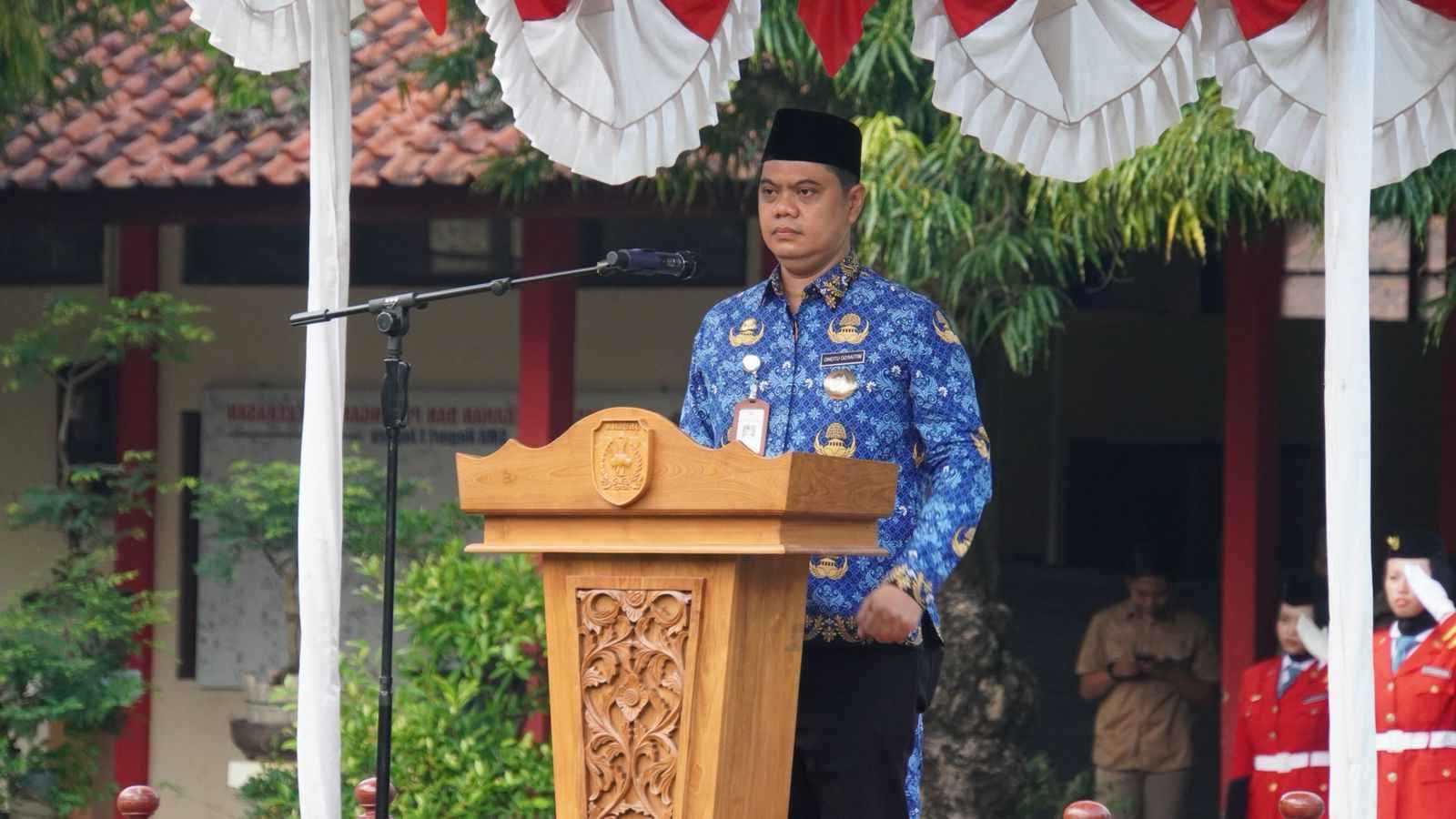Foto, Bupati Jepara Witiarso Utomo Dalam Upacara Peringatan Hardiknas ke-67 Sekaligus Hari Otonomi Daerah Ke-30 Di SMA N 1 Jepara