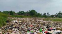 Foto, lokasi tempat pembuangan sampah yang diduga ilegal sebelah balaidesa teluk awur