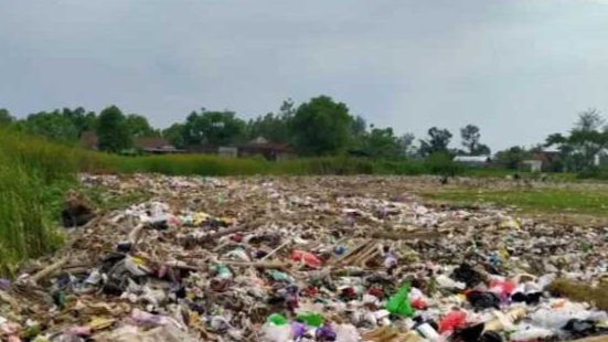 Foto, lokasi tempat pembuangan sampah yang diduga ilegal sebelah balaidesa teluk awur