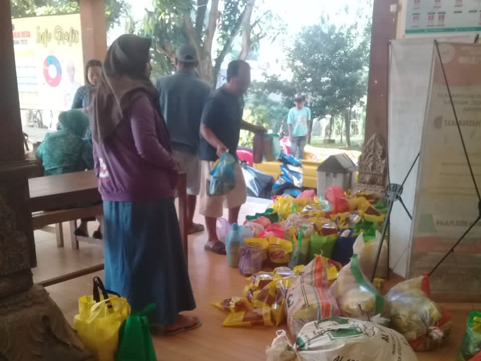 Minyak Goreng Bansos Diduga Berbau Solar Meluas di Pakis Aji Jepara; Desa Plajan Kembalikan 1.706 Paket