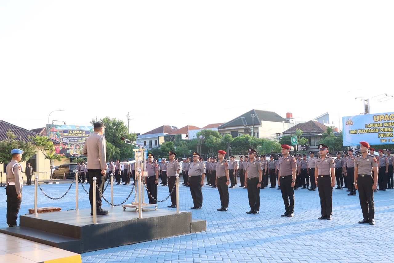 Sebanyak 71 personel Polres Jepara menerima kenaikan pangkat dalam Upacara Korps Raport Hari Bhayangkara ke-80. Terdiri dari 69 personel reguler dan 2 personel penerima pangkat pengabdian.