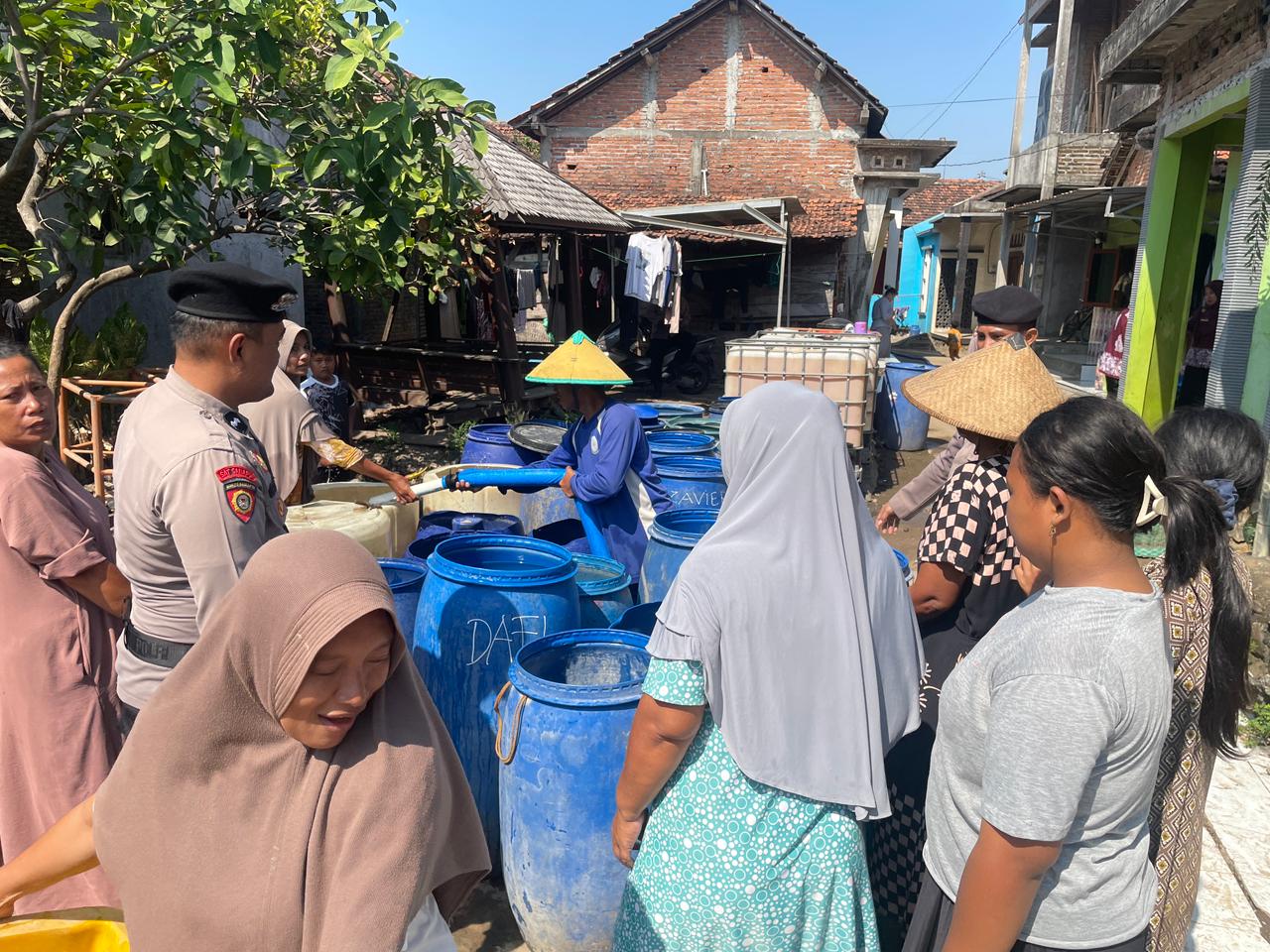 Sat Samapta Polres Jepara kembali menyalurkan bantuan air bersih ke Kecamatan Kedung untuk ketiga kalinya sebagai upaya membantu warga terdampak kekeringan akibat musim kemarau.